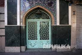 Dari 'aisyah radhiallahu 'anha, bahwa rasulullah shallallahu 'alaihi wa sallam shalat di masjid, lalu manusia mengikutinya, keesokannya shalat lagi dan manusia semakin banyak, lalu. Masjid Di Iran Akan Dibuka Kembali Untuk Sholat Republika Online