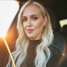 Elizabeth Ayers's Instagram, Twitter & Facebook