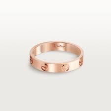 Superbe bague solitaire de la collection 1895 en or jaune, élégamment sertie d'un diamant de taille brillant au total 090 carat, épaulée d'une délicate monture en chute bombée. Crb4085200 Alliance Love Or Rose Cartier