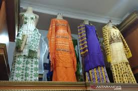 Dengan corak warna dari unsur tradisionil yang dipadukan, menghasilkan. Bangga Dengan Sutera Lipa Sabbe Sulawesi Selatan Antara News Makassar