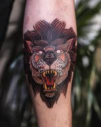 Möchten sie ein löwen tattoo für den rücken? Arm Old School Lowen Tattoo Von Art Force Tattoo
