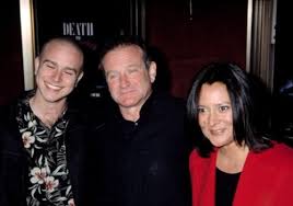 Robin williams' kids give award to will smith's family in memory of their dad. V7jqujnvm8cekm
