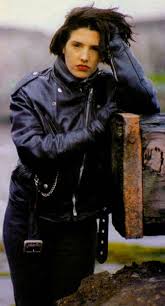 Before forming texas with johnny mcelhone, she was a hairdresser and continued hairdressing for 18 months after the formation of texas because she needed the money. Sharleen Spiteri 1990 Buscar Con Google Chicas