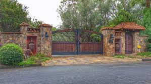 Maybe you would like to learn more about one of these? Spanish Inspired Driveway Gate And Pedestrian Door Beautifully Constructed In Rancho Santa Fe Ca Bardas De Casas Marquesinas De Casas Entradas De Casas