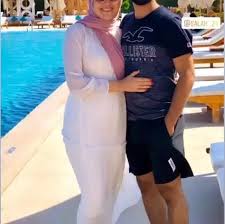 كشف مصدر مسؤول في الجهاز الفني لمنتخب مصر، عن ترتيبات حسام البدري مدرب الفراعنة، لحل أزمة شارة القيادة، في حال غياب محمد صلاح نجم الفراعنة وليفربول. Ø£ÙˆÙ„ Ø¸Ù‡ÙˆØ± Ù„Ø´Ù‚ÙŠÙ‚ Ù…Ø­Ù…Ø¯ ØµÙ„Ø§Ø­ Ù…Ø¹ Ø²ÙˆØ¬ØªÙ‡ Ø®Ù„Ø§Ù„ Ø´Ù‡Ø± Ø§Ù„Ø¹Ø³Ù„ ØµÙˆØ± Ù‚Ù†Ø§Ø© ØµØ¯Ù‰ Ø§Ù„Ø¨Ù„Ø¯