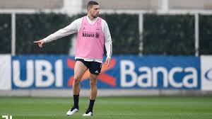 Merih demiral (born 5 march 1998) is a turkish professional footballer who plays as a defender for serie a club juventus and the turkey national team. Sakatlanan Merih Demiral In Saglik Durumu Belli Oldu