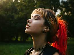 Aos 22 anos, Thais enfrentou depressão e ajuda pessoas dividindo o que  sentiu