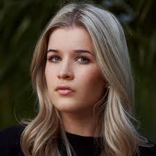 Emily Brett's Instagram, Twitter & Facebook