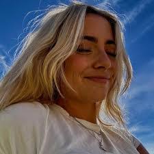 Amelia Kay's Instagram, Twitter & Facebook