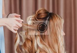 Seilgeflecht ist die neueste frisur für mädchen mit langen haaren. Schone Blonde Madchen Mit Langen Haaren Machen Eine Professionelle Leinwandbilder Bilder Haarpflege Schone Hairstylist Myloview De