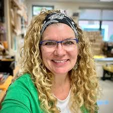 Sara Truman's Instagram, Twitter & Facebook