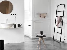 zwarte kraan en accessoires in donkere kleuren voor de badkamer nieuwe decoratie badkamer badkamerdecoratie badkamer nieuw
