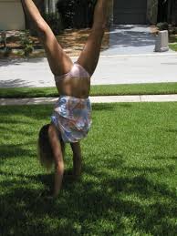 スカートで逆立ちはパンチラ・パンモロして当然なエロ画像 - 性癖エロ画像 センギリ | lepka-lepka.ru