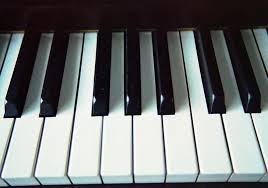 La parola italiana libro deriva dal latino liber.il vocabolo originariamente significava anche corteccia, ma visto che era un materiale usato per scrivere testi (in libro scribuntur litterae, plauto), in seguito per estensione la parola ha assunto il significato di opera letteraria. Klaviatur Definition Und Synonyme Von Klaviatur Im Worterbuch Deutsch