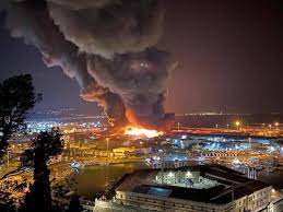 O fogo está a consumir o telhado do edifício onde funciona o tribunal da. Ancona Incendio Devasta Il Porto Il Comune Chiude Scuole E Parchi Corriere It