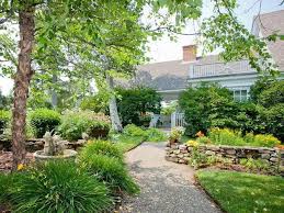 Tour Kirstie Alley S Maine Home On Islesboro Island In 2020 Maine Cottage Islesboro Maine House