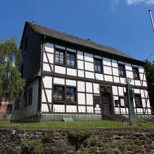 Die app erlaubt durch das fotografieren einer immobilie, eine indikative erstbewertung durchzuführen. Hamm Sieg Raiffeisen Haus Das Kleine Stadtchen An Der Sieg Im Landkreis Altenkirchen Ist Geburtsort Eines Weltweit Bekannten Und Bewunderten Staedte Fotos De