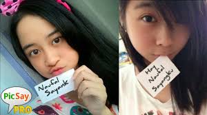 Check spelling or type a new query. Wanita Cantik Pegang Kertas Kosong