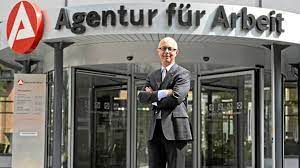 Umgangssprachlich auch arbeitsamt oder arbeitsagentur genannt) mit sitz in nürnberg erbringt als bundesagentur leistungen für den arbeitsmarkt. So Wenig Arbeitslose In Hamburg Wie Zuletzt 1993 Hamburger Abendblatt