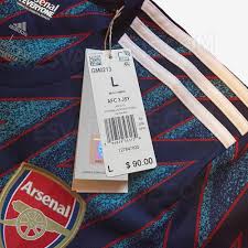 Henüz detay renkleri belli olmayan arsenal 2021/22 deplasman forması bisiklet yakaya sahip olacak. All Arsenal Kits 2021 22