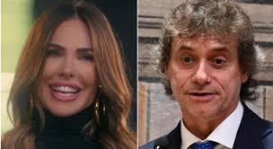 Elizabeth Hurley in bikini a 57 anni, lʼattrice posa davanti allo specchio.  E i social si infiammano: «Una ventenne»