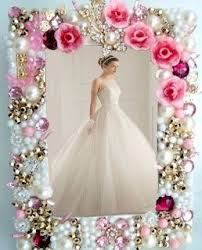 Los marcos de fotos son sumamente importantes, pues ayudarán a destacar la imagen. 18 Fabulosas Ideas Para Decorar Portaretratos Familiares Solountip Com Interiores Shabby Chic Marcos Shabby Chic Banos Shabby Chic