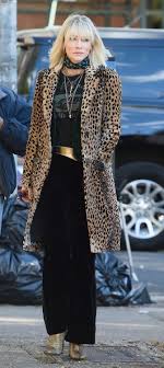 Debbie's long term best friend and partner in crime. Spotlight On The Tom Boy Fashion Of Blanchett In Ocean S 8 Dress The Part