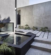 Pemasangan papan kayu sebagai pagar bisa dibuat bervariasi, seperti dibuat dengan perbedaan ketinggian agar rumah terasa dinamis. 10 Desain Taman Kering Minimalis Yang Mudah Dirawat