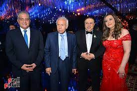 آل الشيخ كان قد قام بشراء فريق الكرة بنادي الأسيوطي في يوليو الماضي ثم قام بتغييره اسمه إلى بيراميدز مع تسريح. ØµÙˆØ± Ø­ÙÙ„ Ø²ÙØ§Ù Ù†Ù‡Ù„Ø© Ù…Ø¯Ø­Øª Ø´Ù„Ø¨Ù‰ ÙˆØ¹Ù…Ø± Ø­Ø³Ù†Ù‰ Ø¨Ø­Ø¶ÙˆØ± Ø­Ø´Ø¯ ÙƒØ¨ÙŠØ± Ù…Ù† Ø§Ù„Ø´Ø®ØµÙŠØ§Øª Ø§Ù„Ø¹Ø§Ù…Ø© Ø®Ø§Ù„Ø¯ ØµÙ„Ø§Ø­ ÙˆØ´Ø±ÙŠÙ‡Ø§Ù† Ø£Ø¨Ùˆ Ø§Ù„Ø­Ø³Ù† ÙˆØ¥ÙŠÙ‡Ø§Ø¨ Ø·Ù„Ø¹Øª ÙˆØ·Ø§Ø±Ù‚ Ø£Ø¨Ùˆ Ù‡Ø´ÙŠÙ…Ø© ÙˆØ£ÙŠÙ…Ù† Ø£Ø¨Ùˆ Ø§Ù„Ø¹Ù„Ø§ ÙˆØµÙ„Ø§Ø­ Ø¯ÙŠØ§Ø¨ ÙˆØ¥Ø¨Ø±Ø§Ù‡ÙŠÙ… Ø§Ù„Ù…Ø¹Ù„Ù… Ø£Ø¨Ø±Ø²