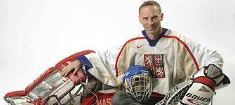 Född 29 januari 1965 i pardubice i tjeckoslovakien, är en tjeckisk före detta professionell ishockeymålvakt. Dominik Hasek O Tajemstvi Jeho Uspechu Vzorech A Ritualech Reknu Vam Kdy Mi Docvaklo Ze Nebudu Spatny Isportlife Isport Cz