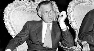 Nel periodo della guerra il panorama non cambiò per gli agnelli, villa a beaulieu, vita dolce e dolce vita per lui avanguardista a cavallo, le lezioni di franco antonicelli. Interview In New Film Gianni Agnelli Comes Off As Italian Symbol Of Strength After Wwii Hollywood Soapbox