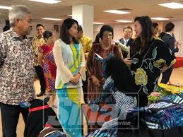 Now in its 16th year, the annual malaysian batik design competition was graced with the presence of her majesty raja permaisuri agong tunku. Potongan Cukai Rm700 000 Taja Aktiviti Seni Budaya
