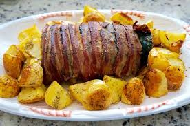 Redondo de ternera al horno. Rollo De Ternera Envuelto En Bacon Especiado Y Con Patatas Al Horno Recetum