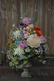 まるでアンティーク絵画のようなアーティフィシャルフラワーアレンジメント シックで豪華なとても迫力のあるサイズです 大きな空間を飾る花としてゆったりと飾っていただきたいアレンジメントです フラワーアレンジメント お祝い花 花