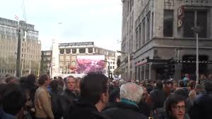 De dodenherdenking is dit jaar vanwege het coronavirus anders dan alle voorgaande jaren en dat zorgt voor kippenvel bij de mensen thuis. Datei Dodenherdenking Paniek Op De Dam Webm Wikipedia
