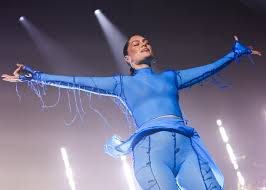 Jessie J faz show no The Town em meio a luta contra o câncer de mama; saiba o que esperar | Gshow