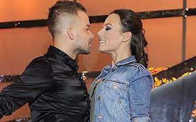 Świeżo upieczona mama nie tylko spędza czas z maluchem i pracuje zawodowo, ale ma też chwilę na spotkania z przyjaciółmi. Mucha Przegrala Bitwe Z Pirogiem