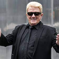 Heino is known for his baritone voice and trademark combination of light blond hair and dark sunglasses (which he wears due to exophthalmos). Heino Musiker Schlagersanger Interpret Stars