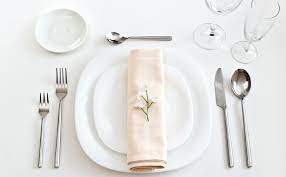Setting a formal dinner table may seem complicated, it's actually not that hard if you're armed with the right tips. How To Set A Formal Dinner Table Relish