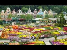 Jalan setapak yang indah dengan rumput yang dipercantik, serta taman bunga menghubungkan 20 taman yang berbeda. Indahnya Taman Hiburan Everland Korea Selatan Part 1 Youtube