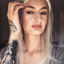 Shannon Peacock's Instagram, Twitter & Facebook