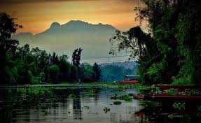 Xochimilco Ciudad De Mexico Y Al Fondo El Volcan Iztacihuatl Lago De Texcoco Xochimilco Patrimonio De La Humanidad