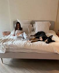 Ратаковски родилась 7 июня 1991 года в лондонском районе. Inside Emily Ratajkowski S Quirky Home With Pricey Art And White Bedroom Sanctuary Mirror Online