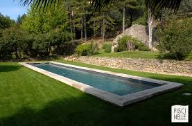 Piscine Forme Bassin De Nage Traditionnel Piscinelle Pose Au Milieu D Un Gazon Parfaitement Entretenu Ce Bassin De Bassin De Nage Piscine Et Jardin Piscine