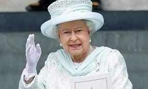 الملكة إليزابيث تشاهد إزاحة الستار عن صورة لها في وزارة الخارجية البريطانية https wp me pbwkda hcj اخبار queen elizabeth elizabeth ii her majesty the queen