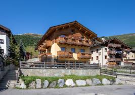 Se lo desideri, puoi contattatare direttamente tutti gli appartamenti livigno con pochi click compilando il modulo booking request: Appartamenti Per Vacanze A Livigno Chalet Loredana