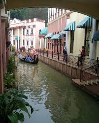 Letaknya yang tak jauh dari taman bunga nusantara, sehingga kita bisa menjadikan satu tour dalam satu hari. Little Venice Kota Bunga Keindahan Alam Cianjur