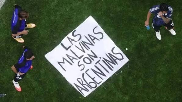 LA HISTORIA DE LA BANDERA DE MALVINAS 🇦🇷 La bandera con la frase &ldquo;Las  Malvinas son argentinas&rdquo; que mostraron los jugadores de la Selecci&oacute;n  argentina tras eliminar a Inglaterra del Mundial 2026