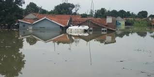 F) danau laguna atau haff. Banjir Di Karawang Genangan Lebih Tinggi Dan Lama Surut Halaman All Kompas Com
