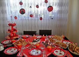 Siyah, çiçeklerle bir araya gelince harika bir masa oldu! Dogum Gunu Masasi Hazirlama Nasil Yapilir Dekordiyon